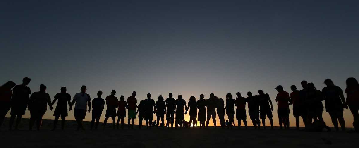 progpro groupe de personnes la nuit sur la plage